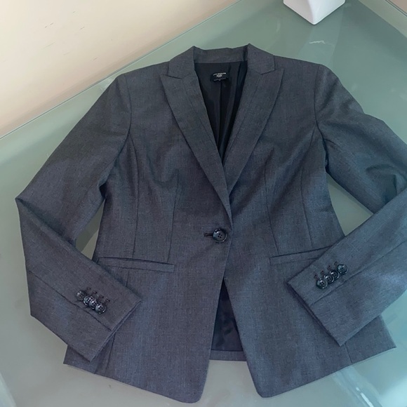LIKE NEW Ann Taylor Gray Wool Notched Single Button Blazer Size 0P - Picture 1 of 10